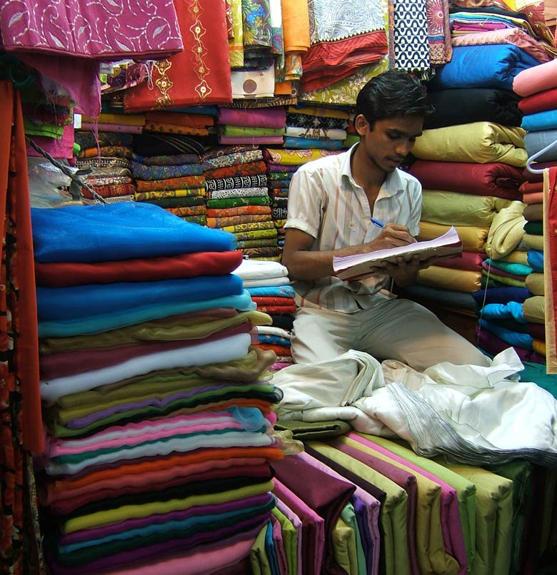 Ein Bangladeshi in seinem Stoffladen.