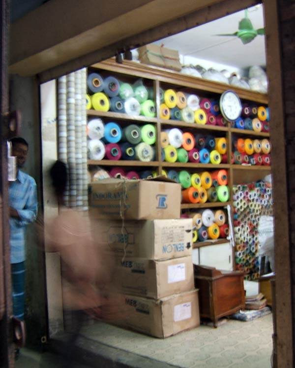 Die meisten Läden in Bangladesh haben nur eine Spezialisierungsrichtung. Garnrollen sind hier die Spezialität.