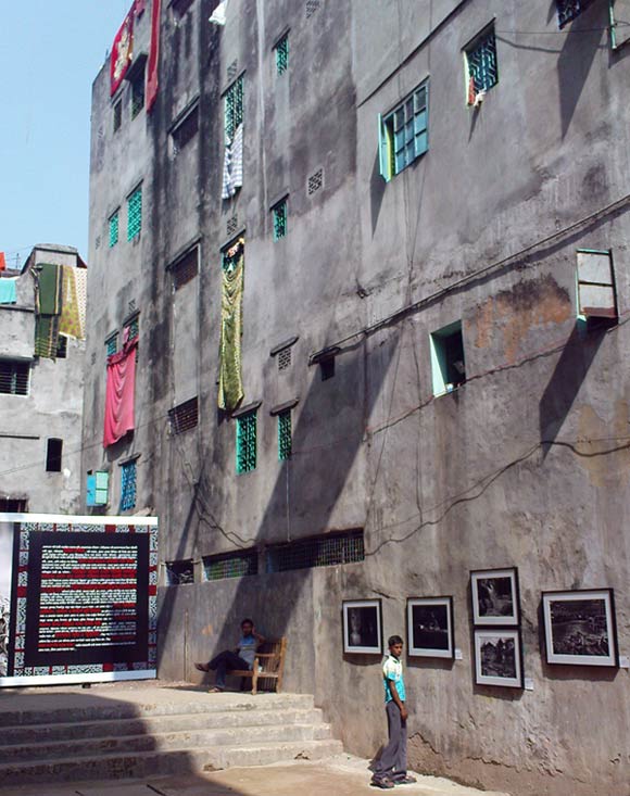Chobi Mela. Das Festival der Fotografie hat viele verschiedene Ausstellungsorte in der ganzen Stadt. Einer befand sich in dieser Baulücke. Freiluft.
