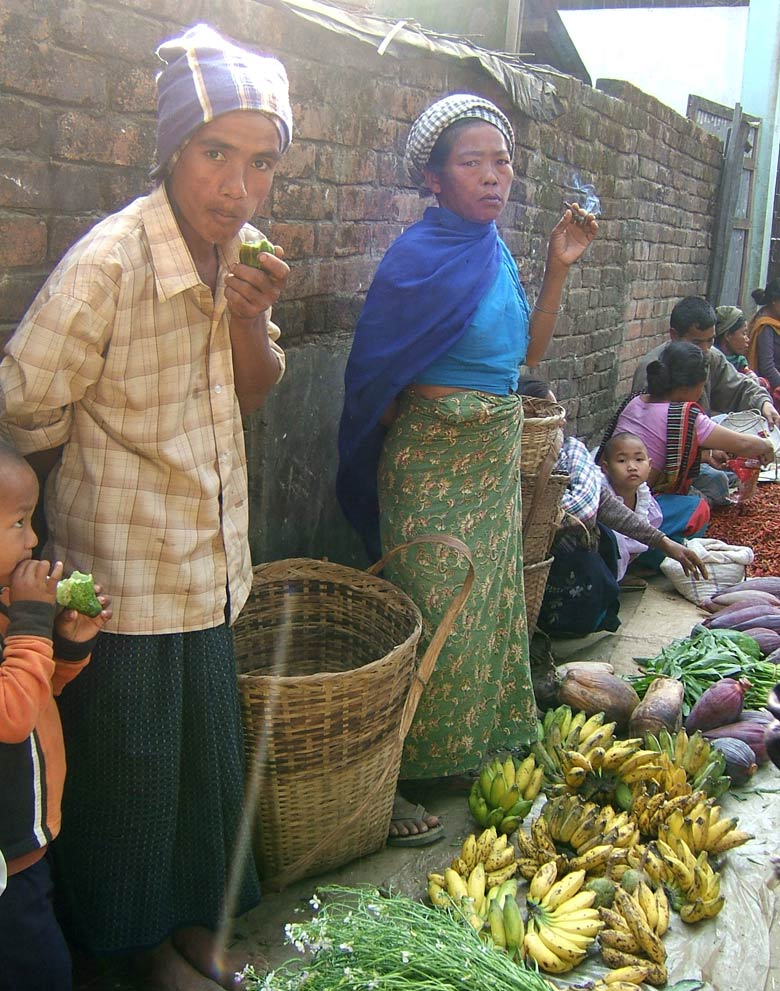 Im Südosten des Landes in Chittagong leben noch etwa zehn verschiedene alte Stämme. So kommt es, dass Frauen hier viel mehr Rechte haben als im Rest des Landes, zum Beispiel einen Marktstand zu führen.