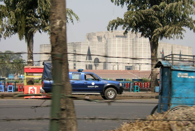 Fahrzeuge, Stracheldraht und Bäume vor dem Parlamentsgebäude