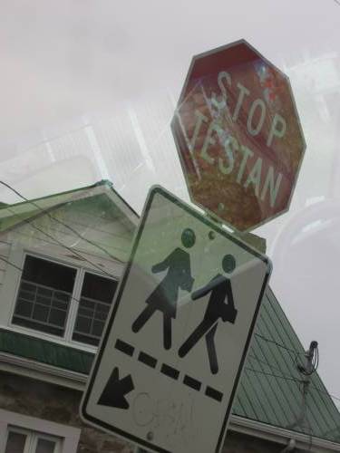 Testan-Stop-Schild im Khanawake-Reservat. Foto: Paul Morf Gronert