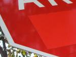 Arrêt-Schild mit überklebter Stop-Zeile. Foto: Paul Morf Gronert