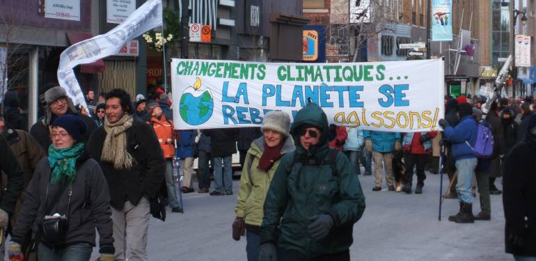 Transparent 'Changements climatiques... La planète se rebelle. Agissons!'. Foto: Paul Morf Gronert