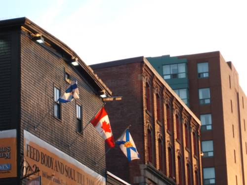 Flaggen an einer Hauswand in Halifax. Foto: Paul Morf Gronert