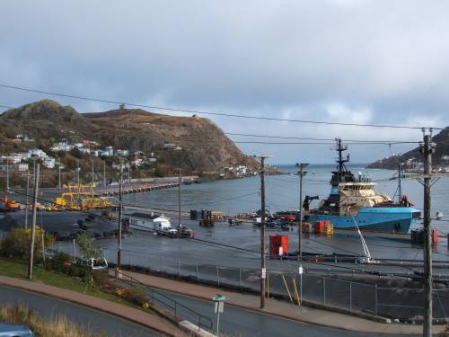 Saint John's Hafen mit Öffnung zum Meer und Signalhill links davon. Foto: Paul Morf Gronert