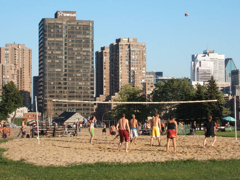 Beachvolleyball mit Blick auf die Innenstadt. Foto: Paul Morf Gronert