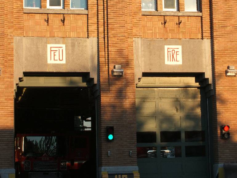 Feuerwache mit den Worten 'Feu' und 'Fire' über den Ausfahrten. Foto: Paul Morf Gronert